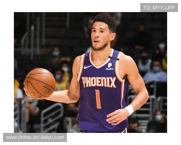 布克低位背打转身命中，太阳将比分扳回